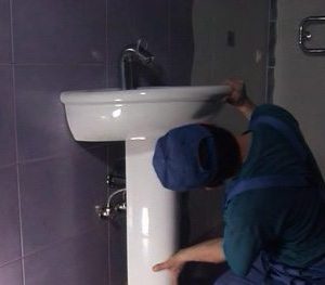 Как установить раковину на столешницу в ванной