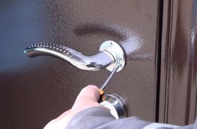 Замена дверной ручки металлической двери в Армавире