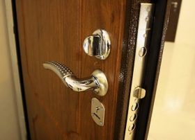 Замена входной двери в квартире в Армавире